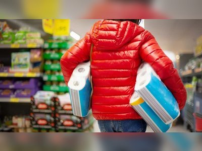 ‘Shops refusing cash left me unable to buy basics’