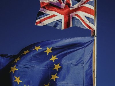 UPDATE 1-EU tells UK to say how long it will align with EU financial rules