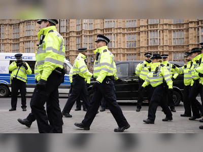 'Absolute disgrace!' UK MP's angry outburst after seeing 'elderly anti-lockdown' protester bundled into police van (VIDEOS)