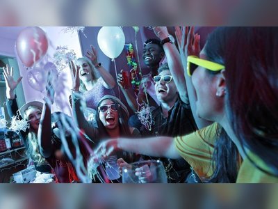 Covid: £800 house party fines to be introduced in England