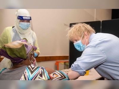 Johnson defends 1% pay rise despite NHS staff exodus warnings