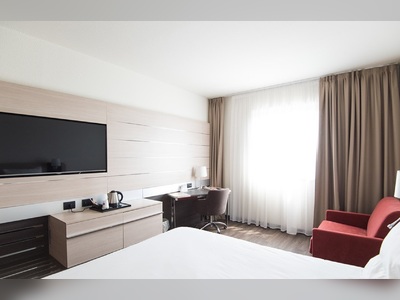 Sea view suite costing almost HK$3,000 fails to deliver panorama view
