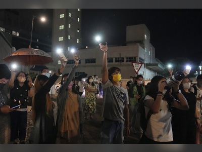 Crowd bids farewell to Apple Daily with light show