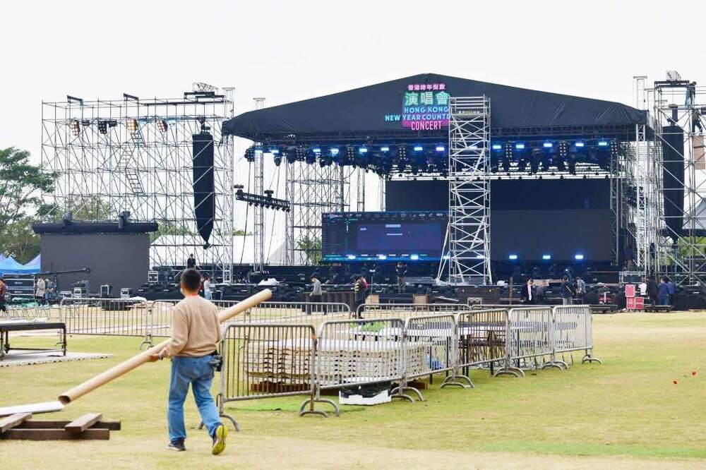 Crowd control in West Kowloon for New Year countdown concert
