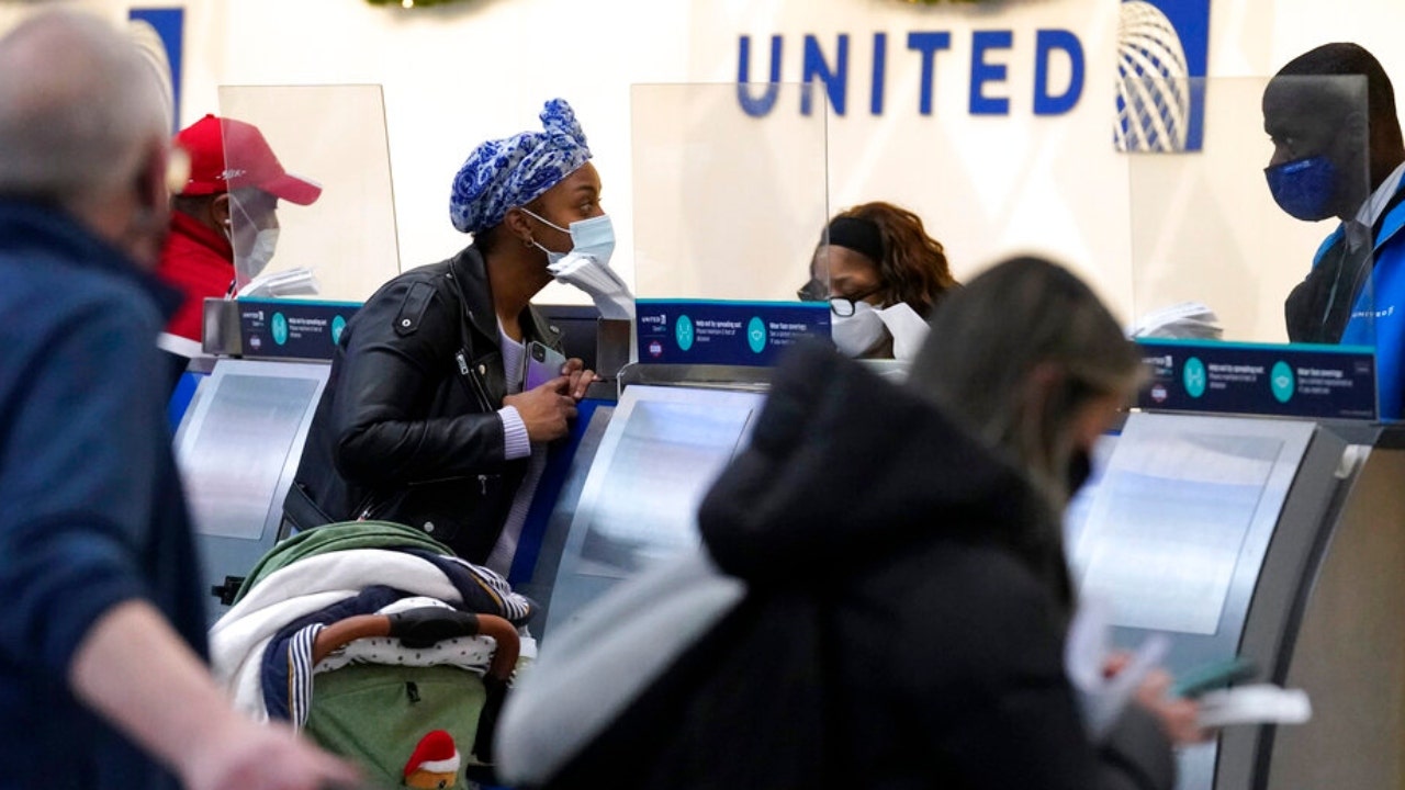 United, Spirit offering pay boosts to mitigate COVID-related staffing disruptions