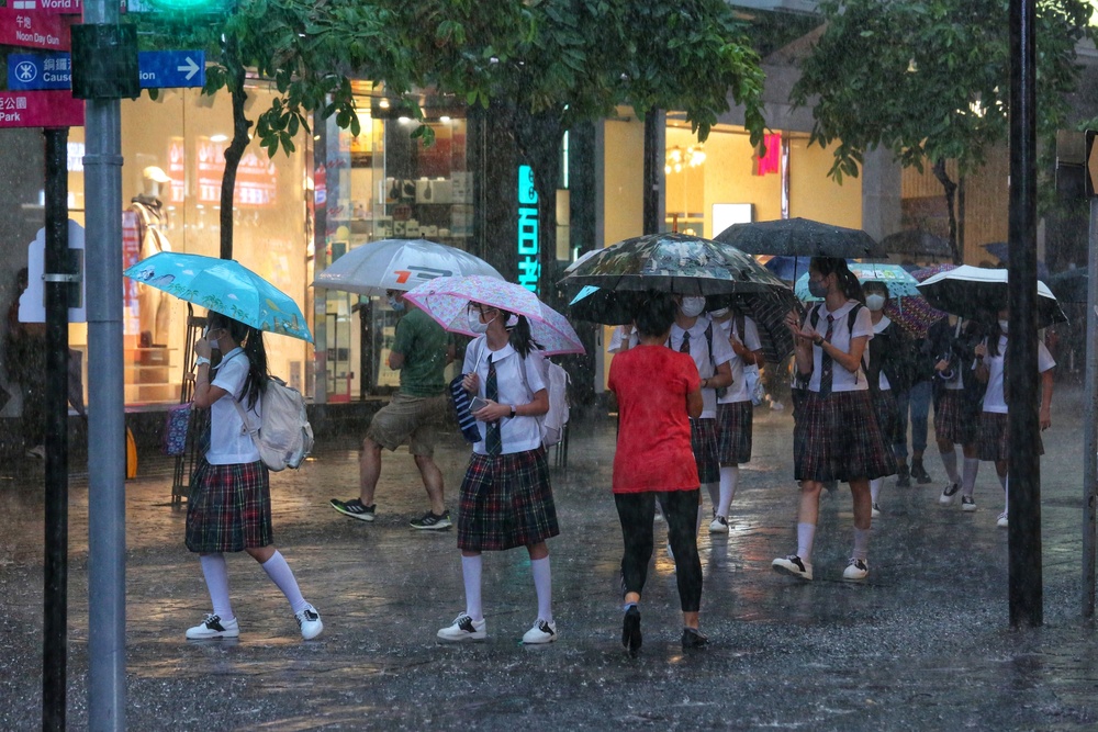 Intense thundery showers to affect HK around noon
