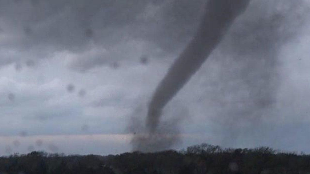 Kansas tornado inflicts heavy damage and leaves thousands without power