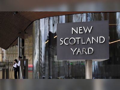 Met Police make arrests in London and Essex in terror probe