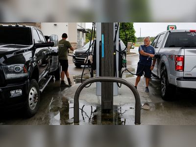 White House meets oil industry over Hurricane Ian price-gouging concerns