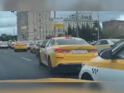 Hacker redirects Moscow taxis to same location, blocking the city centre