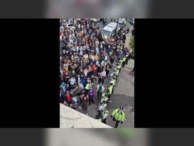 Iranian embassy: Protesters clash with police in London