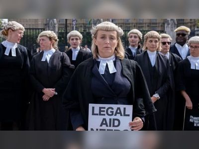 Criminal barristers vote to end strike over pay