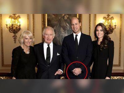 Body language expert explains William's 'clasped hands' next to Kate