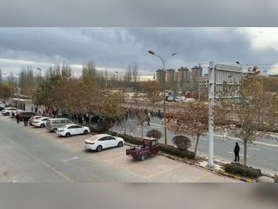 Video: Chinese protesters in Xinjiang advancing on & breaking through police lines